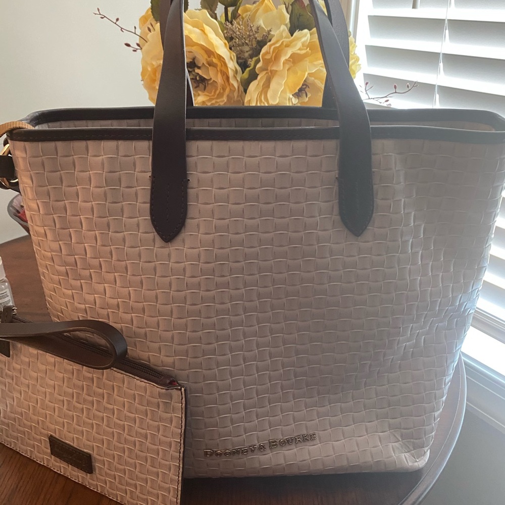 Beautiful Dooney & Bourke Handbag